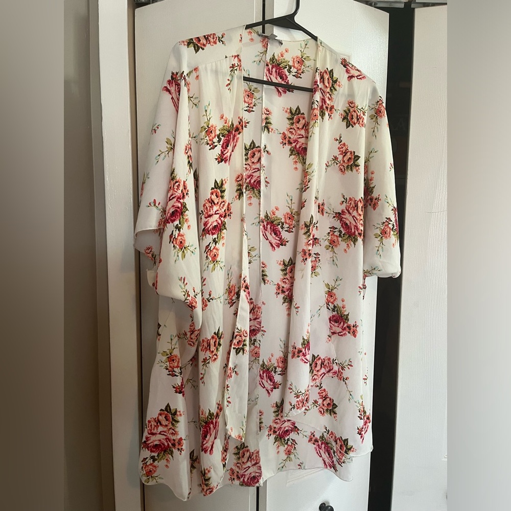 Gently used condition cute flowy floral kimono